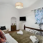 بيت ضيافة La Perla House