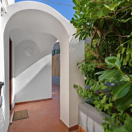 La Perla House Gasthof 3*
